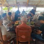 Plt Kadisparpora Aceh Besar Safrizal memimpin rapat evaluasi dan dengar pendapat bersama pengelola wisata di Pantai Lampuuk, Kecamatan Lhoknga, Sabtu (14/2/2026). Foto: Dok. MC Aceh Besar