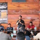 Plt Kadis Kominsa Aceh Barat, Dedi Mulianda, saat menghadiri silaturahmi dan temu ramah bersama insan pers di Meulaboh Premium Cafe, Senin (16/2/2026). Foto: Dok. Pemkab Aceh Barat