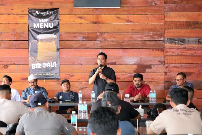 Plt Kadis Kominsa Aceh Barat, Dedi Mulianda, saat menghadiri silaturahmi dan temu ramah bersama insan pers di Meulaboh Premium Cafe, Senin (16/2/2026). Foto: Dok. Pemkab Aceh Barat