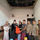 Wali Kota Banda Aceh, Illiza Sa’aduddin Djamal, menyerahkan bantuan masa panik kepada korban kebakaran di Gampong Emperom, Kecamatan Jaya Baru, Banda Aceh, Kamis (19/2/2026). Foto: Dok. Diskominfo Kota Banda Aceh