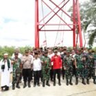 Bupati Aceh Barat, Tarmizi SP, foto bersama Danrem 012/Teuku Umar, jajaran Kodim 0105, dan perangkat desa usai peresmian perbaikan jembatan gantung penghubung antar desa di Desa Tungkop, Rabu (18/2/2026). Foto: Dok. Pemkab Aceh Barat