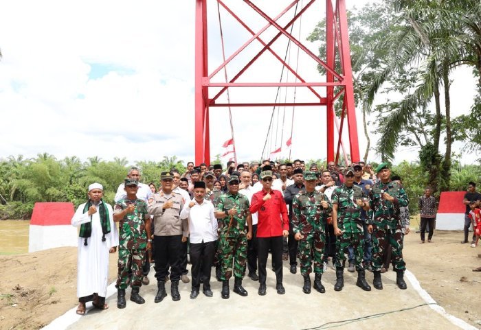 Bupati Aceh Barat, Tarmizi SP, foto bersama Danrem 012/Teuku Umar, jajaran Kodim 0105, dan perangkat desa usai peresmian perbaikan jembatan gantung penghubung antar desa di Desa Tungkop, Rabu (18/2/2026). Foto: Dok. Pemkab Aceh Barat