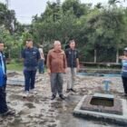 Plt Direktur Utama PDAM Tirta Mountala Aceh Besar Yusmadi didampingi Direktur Teknik Salman dan Plt Kepala Cabang Darul Imarah Irawan meninjau WTP Mata Ie di Darul Imarah serta WTP Lam Badeuk di Peukan Bada, Rabu (17/2/2026). Foto: Dok. PDAM Tirta Mountala