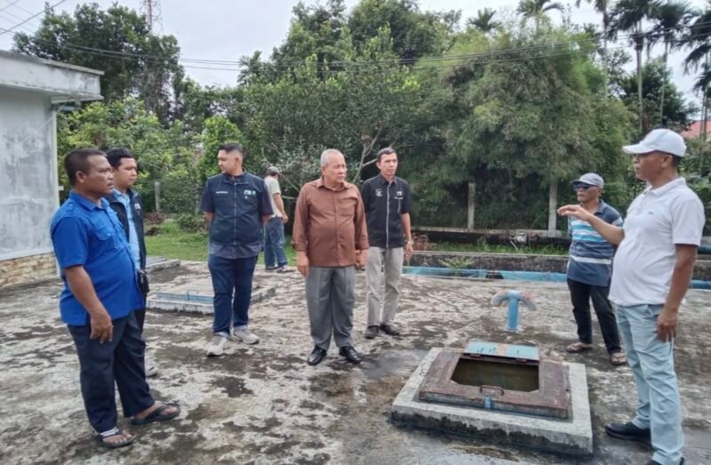 Plt Direktur Utama PDAM Tirta Mountala Aceh Besar Yusmadi didampingi Direktur Teknik Salman dan Plt Kepala Cabang Darul Imarah Irawan meninjau WTP Mata Ie di Darul Imarah serta WTP Lam Badeuk di Peukan Bada, Rabu (17/2/2026). Foto: Dok. PDAM Tirta Mountala