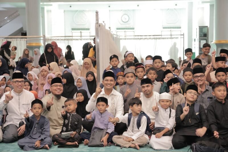 Wakil Wali Kota Banda Aceh Afdhal Khalilullah foto bersama usai pembukaan Daurah Al-Qur’an yang digelar di Masjid Oman Al-Makmur, Banda Aceh, Jumat (20/2/2026). Foto: Dok. Prokopim Kota Banda Aceh