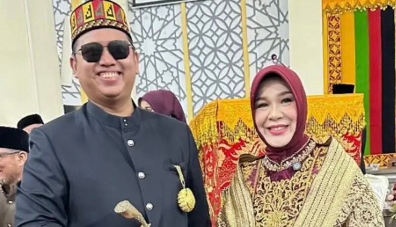 Wali Kota Banda Aceh Illiza Saaduddin Djamal berfoto bersama Wakil Ketua Komisi III DPRK Banda Aceh, Tuanku Muhammad, usai agenda resmi di Gedung DPRK Banda Aceh, Sabtu (21/2/2026). Foto: Dok. Istimewa 