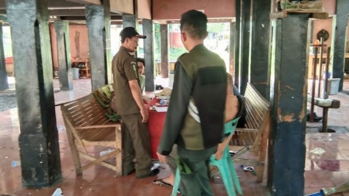 Personel Satpol PP dan WH Banda Aceh memberikan teguran kepada seorang pria yang merokok di salah satu anjungan Komplek PKA, Senin (23/2/2026). Foto: Dok. Istimewa
