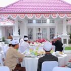 Suasana silaturahmi dan buka puasa bersama Pemkab Aceh Barat dengan pimpinan dayah, Ormas Islam, dan anak yatim di Pendopo Bupati, Senin (23/2/2026). Foto: Dok. Pemkab Aceh Barat