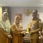 Kepala Dinas Perpustakaan dan Kearsipan Aceh (DPKA), Syaridin (kedua kanan), bersama jajaran staf menunjukkan piala penghargaan dari Arsip Nasional Republik Indonesia (ANRI) atas capaian digitalisasi arsip dengan predikat AA, di Banda Aceh, Selasa (24/2/2026). Foto: Dok. Istimewa 