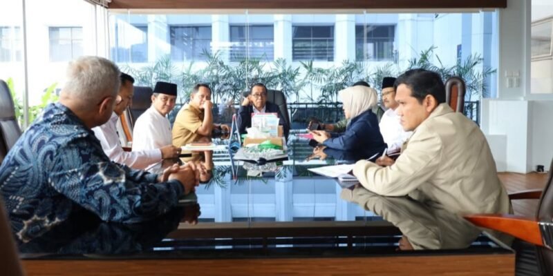 Wakil Gubernur Aceh, H. Fadhlullah, saat melakukan pertemuan dengan Menko PMK RI, Prof. Dr. Pratikno, M.Soc.Sc, Mendagri RI, Jenderal Polisi (Purn.) Prof. Drs. H. Muhammad Tito Karnavian, MA, Ph.D, dan Mensos RI, Drs. KH. Saifullah Yusuf, S.IP, dalam rangka membahas progres pembangunan Huntara dan Huntap, serta penyaluran Dana Transfer ke Daerah (DTH) pascabencana hidrometeorologi Aceh, di Kantor Kemenko PMK RI, Jakarta, Senin (23/2/2026). Foto: Dok. Biro Adpim Setda Aceh 