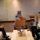 Wakil Gubernur Aceh, H. Fadhlullah, saat melakukan silaturahmi dan diskusi dengan Kepala BP BUMN Dony Oskaria dan Wakil Kepala BP BUMN Tedi Bharata, dalam rangka membahas progres pembangunan Huntara dan Huntap bagi korban bencana hidrometeorologi Aceh, di Kantor Kementerian BUMN/BP BUMN, Jakarta, Selasa, (24/2/2026). Foto: Dok. Biro Adpim Setda Aceh