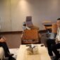 Wakil Gubernur Aceh, H. Fadhlullah, saat melakukan silaturahmi dan diskusi dengan Kepala BP BUMN Dony Oskaria dan Wakil Kepala BP BUMN Tedi Bharata, dalam rangka membahas progres pembangunan Huntara dan Huntap bagi korban bencana hidrometeorologi Aceh, di Kantor Kementerian BUMN/BP BUMN, Jakarta, Selasa, (24/2/2026). Foto: Dok. Biro Adpim Setda Aceh 