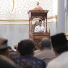 Wakil Wali Kota Banda Aceh Afdhal Khalilullah menyampaikan sambutan pada Safari Ramadan 1447 H di Masjid Oman Al-Makmur, Banda Aceh, Senin (23/02/2026). Foto: Dok. Prokopim Kota Banda Aceh