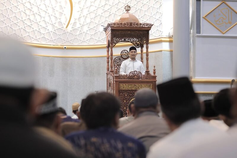 Wakil Wali Kota Banda Aceh Afdhal Khalilullah menyampaikan sambutan pada Safari Ramadan 1447 H di Masjid Oman Al-Makmur, Banda Aceh, Senin (23/02/2026). Foto: Dok. Prokopim Kota Banda Aceh