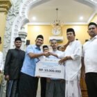 Wakil Wali Kota Banda Aceh Afdhal Khalilullah menyerahkan bantuan kemakmuran masjid pada Safari Ramadan 1447 H di Masjid Al-Hidayah, Lamdom, Selasa (24/02/2026) malam. Foto: Dok. Prokopim Kota Banda Aceh