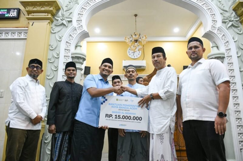 Wakil Wali Kota Banda Aceh Afdhal Khalilullah menyerahkan bantuan kemakmuran masjid pada Safari Ramadan 1447 H di Masjid Al-Hidayah, Lamdom, Selasa (24/02/2026) malam. Foto: Dok. Prokopim Kota Banda Aceh