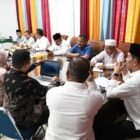 Wakil Bupati Aceh Besar Drs H Syukri A Jalil pimpin rapat FGD Masyarakat Ekonomi Syariah Kabupaten Aceh Besar di Gedung Dekranasda, Gampong Gani, Kecamatan Ingin Jaya, Aceh Besar, Rabu (25/02026). Foto: Dok. MC Aceh Besar