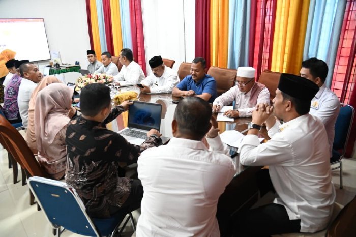 Wakil Bupati Aceh Besar Drs H Syukri A Jalil pimpin rapat FGD Masyarakat Ekonomi Syariah Kabupaten Aceh Besar di Gedung Dekranasda, Gampong Gani, Kecamatan Ingin Jaya, Aceh Besar, Rabu (25/02026). Foto: Dok. MC Aceh Besar