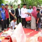 Wakil Bupati Aceh Besar, Syukri A. Jalil, menyerahkan bantuan masa panik kepada korban kebakaran di Gampong Lambiheu Siem, Kecamatan Darussalam, Rabu (26/2/2026). Foto: Dok. MC Aceh Besar