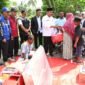 Wakil Bupati Aceh Besar, Syukri A. Jalil, menyerahkan bantuan masa panik kepada korban kebakaran di Gampong Lambiheu Siem, Kecamatan Darussalam, Rabu (26/2/2026). Foto: Dok. MC Aceh Besar