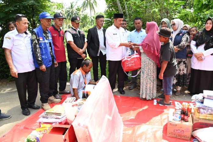 Wakil Bupati Aceh Besar, Syukri A. Jalil, menyerahkan bantuan masa panik kepada korban kebakaran di Gampong Lambiheu Siem, Kecamatan Darussalam, Rabu (26/2/2026). Foto: Dok. MC Aceh Besar