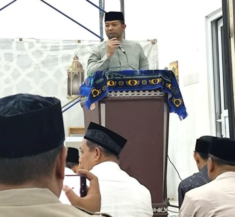 Camat Lueng Bata bersama Forkopimcam saat safari Ramadan 1447 H di salah satu meunasah di Kecamatan Lueng Bata, Banda Aceh, Rabu (26/2/2026). Foto: Dok. Diskominfo Kota Banda Aceh