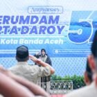 Wali Kota Banda Aceh, Illiza Sa’aduddin Djamal, memimpin apel peringatan HUT ke-51 Perumdam Tirta Daroy di WTP Lubok Batee, Rabu (26/2/2026). Foto: Dok. Prokopim Kota Banda Aceh