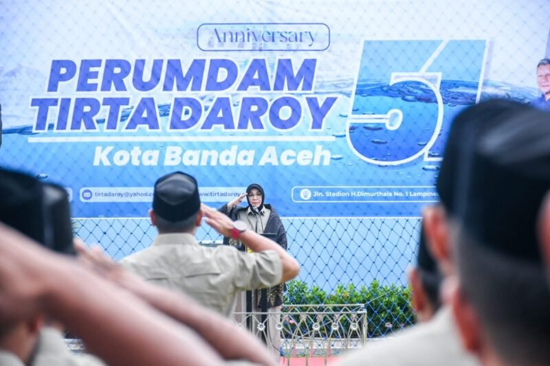 Wali Kota Banda Aceh, Illiza Sa’aduddin Djamal, memimpin apel peringatan HUT ke-51 Perumdam Tirta Daroy di WTP Lubok Batee, Rabu (26/2/2026). Foto: Dok. Prokopim Kota Banda Aceh