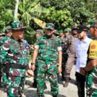 Wakil Bupati Aceh Barat, Said Fadheil SH bersama Ketua Tim Wasev Mabesad Kolonel Inf Budi Handoko dan Dandim 0105/Aceh Barat Letkol Inf Super Maljuna Kembaren meninjau progres TMMD Ke-127 di Desa Lueng Jawa, Kecamatan Woyla, Rabu (25/2/2026). Foto: Dok. Istimewa