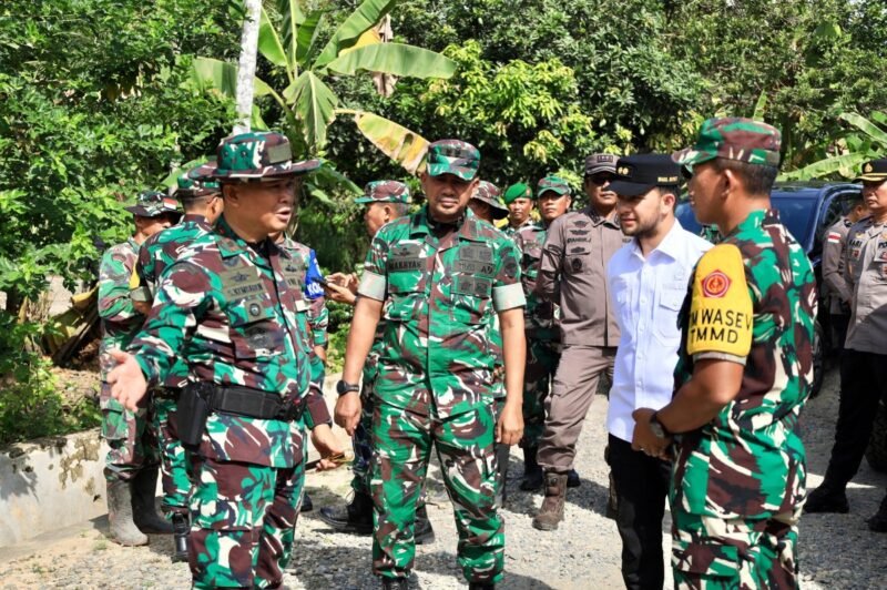 Wakil Bupati Aceh Barat, Said Fadheil SH bersama Ketua Tim Wasev Mabesad Kolonel Inf Budi Handoko dan Dandim 0105/Aceh Barat Letkol Inf Super Maljuna Kembaren meninjau progres TMMD Ke-127 di Desa Lueng Jawa, Kecamatan Woyla, Rabu (25/2/2026). Foto: Dok. Istimewa 