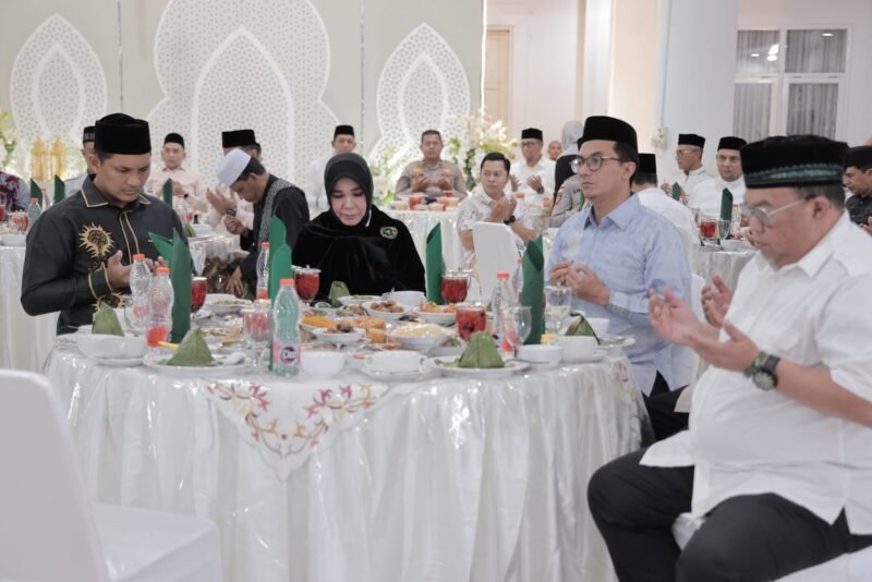 Wali Kota Banda Aceh Illiza Sa’aduddin Djamal bersama unsur Forkopimda saat buka puasa bersama di Pendopo Wali Kota kawasan Blang Padang, Kamis (26/2/2026). Foto: Dok. Prokopim Kota Banda Aceh