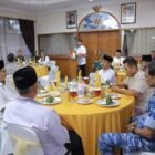 Wakil Bupati Aceh Besar Syukri A Jalil menghadiri buka puasa bersama dan bakti sosial di Ruang VIP Lanud Sultan Iskandar Muda, Rabu (25/02/2026). Foto: Dok. MC Aceh Besar