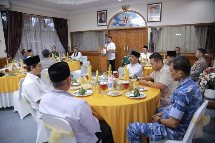 Wakil Bupati Aceh Besar Syukri A Jalil menghadiri buka puasa bersama dan bakti sosial di Ruang VIP Lanud Sultan Iskandar Muda, Rabu (25/02/2026). Foto: Dok. MC Aceh Besar