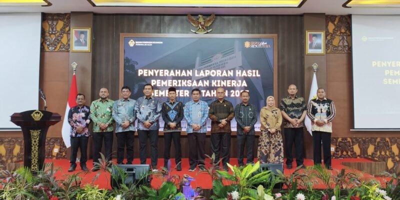 Asisten Administrasi Umum Sekda Aceh, Drs. Muhammad Diwarsyah M.Si, foto bersama saat menghadiri Penyerahan Laporan Hasil Pemeriksaan Kinerja Semester II Tahun 2025, di Kantor BPK-RI Perwakilan Aceh, Banda Aceh, Kamis (26/2/2026). Foto: Dok. Biro Adpim Setda Aceh