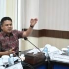 Wakil Ketua DPRK Banda Aceh Daniel Abdul Wahab memberikan keterangan kepada wartawan terkait penataan ulang Taman Bustanussalatin, Rabu (25/2/2026). Foto: Dok. DPRK Banda Aceh