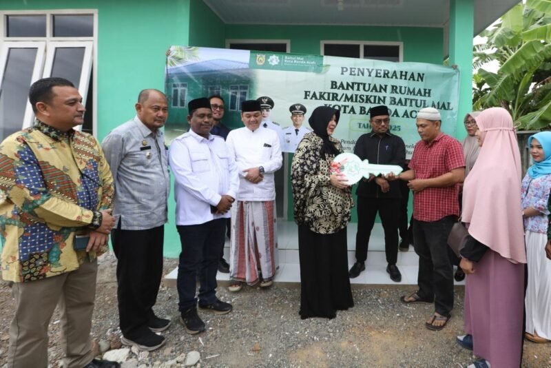 Wali Kota Banda Aceh Illiza Sa'aduddin Djamal menyerahkan kunci rumah layak huni kepada korban kebakaran di Gampong Alue Naga dan Deah Raya, Kamis (26/2/2026). Foto: Dok. Prokopim Kota Banda Aceh