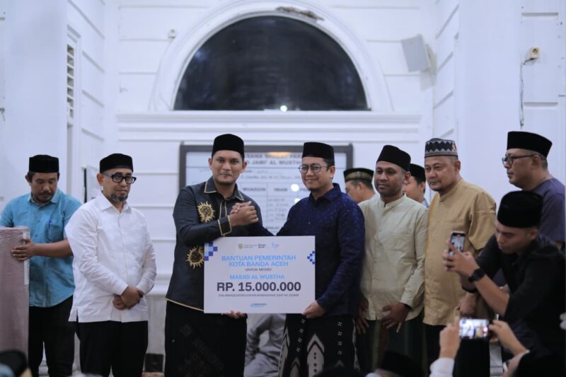 Wakil Wali Kota Banda Aceh Afdhal Khalilullah menyerahkan bantuan kemakmuran masjid saat Safari Ramadan di Masjid Jamik Al-Wustha, Gampong Jeulingke, Kamis malam (26/2/2026). Foto: Dok. Prokopim Kota Banda Aceh