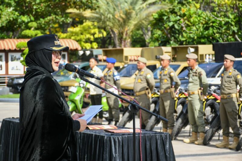 Wali Kota Banda Aceh Illiza Sa'aduddin Djamal melepas personel Satpol PP dan WH dalam apel di Halaman Balai Kota Banda Aceh, Jumat (27/2/2026). Foto: Dok. Prokopim Kota Banda Aceh