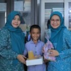 Ketua TP PKK Banda Aceh Dessy Maulidha menyerahkan bantuan kepada anak panti asuhan dalam kegiatan berbagi Ramadan di kawasan Seutui, Jumat (27/2/2026). Foto: Dok. Prokopim Kota Banda Aceh