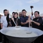 Wali Kota Banda Aceh Illiza Sa'aduddin Djamal bersama Wakil Wali Kota Afdhal Khalilullah dan Ketua DPRK Banda Aceh Irwansyah melakukan tradisi “Teumok Beulangong” Kanji Rumbi pada pembukaan Peukan Raya Ramadan 1447 H, Jumat (27/2/2026). Foto: Dok. Prokopim Kota Banda Aceh