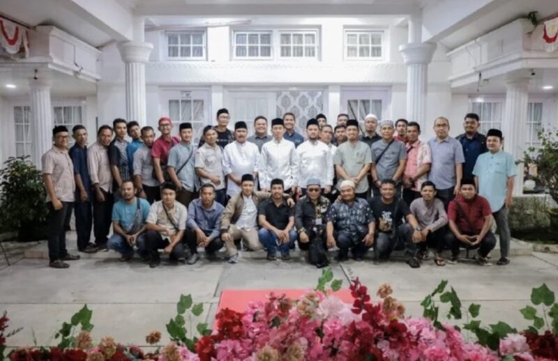 Bupati Aceh Barat Tarmizi dan Wakil Bupati Said Fadhil berfoto bersama wartawan, LSM, ormas, tokoh masyarakat dan anak yatim usai kegiatan silaturahmi dan buka puasa bersama di Pendopo Bupati Aceh Barat, Jumat (27/2/2026). Foto: Dok. Pemkab Aceh Barat