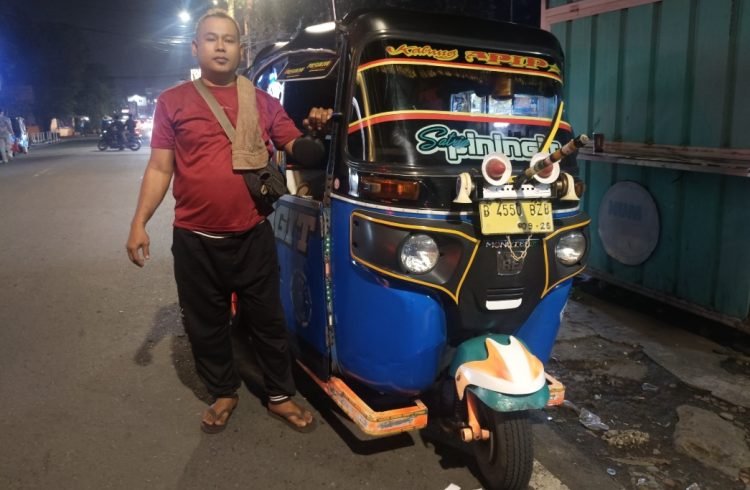 Yuster, sopir bajai sejak 1998, setia menanti penumpang sambil menghadapi tantangan transportasi modern di Jakarta, Selasa (10/2/2026). Foto: Dok. Istimewa