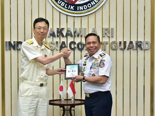 Kepala Bakamla Laksdya TNI Irvansyah (Pertama Kanan) saat menerima courtesy call VADM Toru Takahashi. (Foto: NOA.co.id/HO-Dok. Bakamla RI)