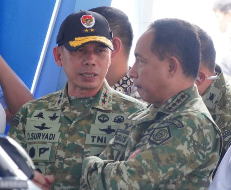 Panglima TNI Jenderal TNI Agus Subiyanto (Pertama Kanan) menghadiri peresmian 1.072 Satuan Pelayanan Pemenuhan Gizi dan 18 Gudang Ketahanan Pangan Polri serta groundbreaking 107 SPPG yang dipimpin Presiden RI Prabowo Subianto di SPPG Palmerah, Polres Metro Jakarta Barat, Jumat (13/2/2026). (Foto: (NOA.co.id/HO-BPMI Setpres/Puspen TNI).