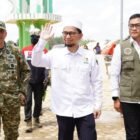 Kapuspen TNI Brigjen TNI Aulia Dwi Nasrullah (Pertama Kiri) mewakili Panglima TNI Jenderal TNI Agus Subiyanto bersama Ustadz Adi Hidayat (Tengah) saat penyerahan bantuan kepada masyarakat terdampak bencana yang diinisiasi UAH Care di Dusun Al-Ihsan, Kampung Kota Lintang, Kecamatan Kota Kuala Simpang, Kabupaten Aceh Tamiang, Provinsi Aceh, Sabtu (14/2/2026). (Foto : NOA.co.id/HO-Puspen TNI).