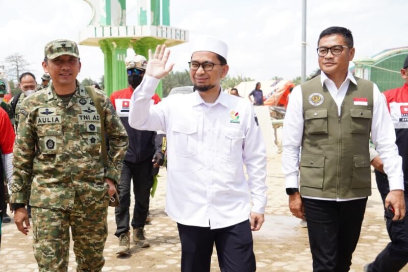 Kapuspen TNI Brigjen TNI Aulia Dwi Nasrullah (Pertama Kiri) mewakili Panglima TNI Jenderal TNI Agus Subiyanto bersama Ustadz Adi Hidayat (Tengah) saat penyerahan bantuan kepada masyarakat terdampak bencana yang diinisiasi UAH Care di Dusun Al-Ihsan, Kampung Kota Lintang, Kecamatan Kota Kuala Simpang, Kabupaten Aceh Tamiang, Provinsi Aceh, Sabtu (14/2/2026). (Foto : NOA.co.id/HO-Puspen TNI).