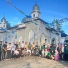 Kebersamaan mahasiswa peserta KPM Recovery bersama masyarakat di salah satu gampong di Kecamatan Meurah Dua, Pidie Jaya, usai kegiatan pendampingan pemulihan pascabanjir, Sabtu (14/2/2026). Foto: Dok. Istimewa