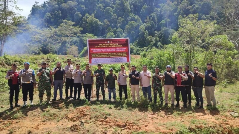 Petugas gabungan Polres Aceh Jaya dan Kodim 0114/Aceh Jaya melakukan penertiban PETI, pemasangan spanduk larangan, serta penanaman pohon di kawasan pegunungan Desa Panggong, Kecamatan Krueng Sabee, Kamis (12/2/2026). Foto: Dok. Polres Aceh Jaya