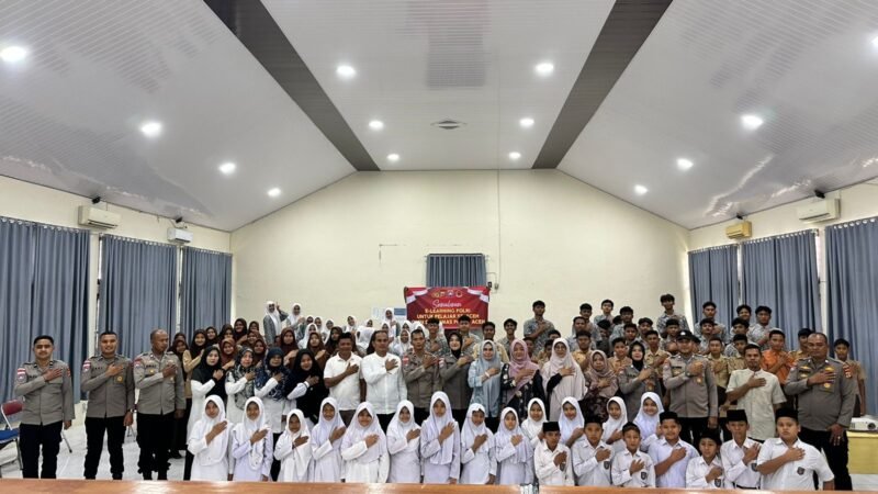 Foto bersama usai sosialisasi E-Learning Polri Gratis yang diikuti pelajar SD, SMP, dan SMA sebagai upaya mendukung keberlanjutan pendidikan di Aceh, Jumat (6/2/2026). Foto: Dok. Istimewa
