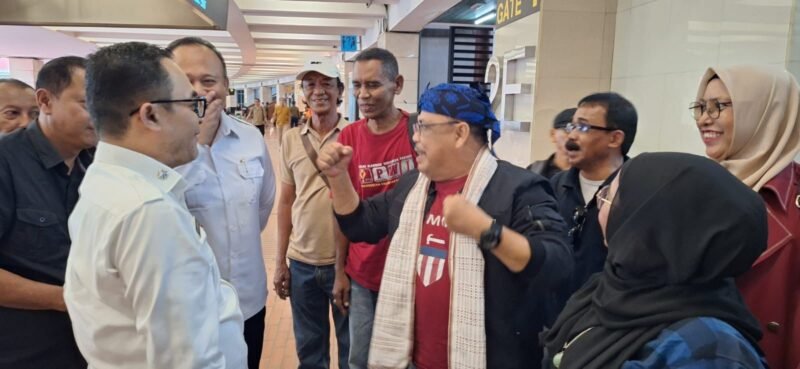 Pemprov Banten diwakili Kadisperindag Dr. Iwan Hermawan, didampingi Sekdisperindag Dr. Tb. Regiasa Fajar, SE., menyambut delegasi PWI Aceh dipimpin ketuanya, Nasir Nurdin sesaat mendarat di Bandara Soekarno-Hatta, Tangerang, Banten, Jumat sore (6/2/2026). Foto: Dok. Abdul Hadi/PWI Aceh